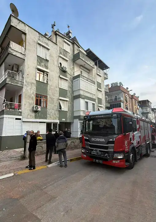 kepezde-yangin-baba-kizina-sarilarak-teselli-etti