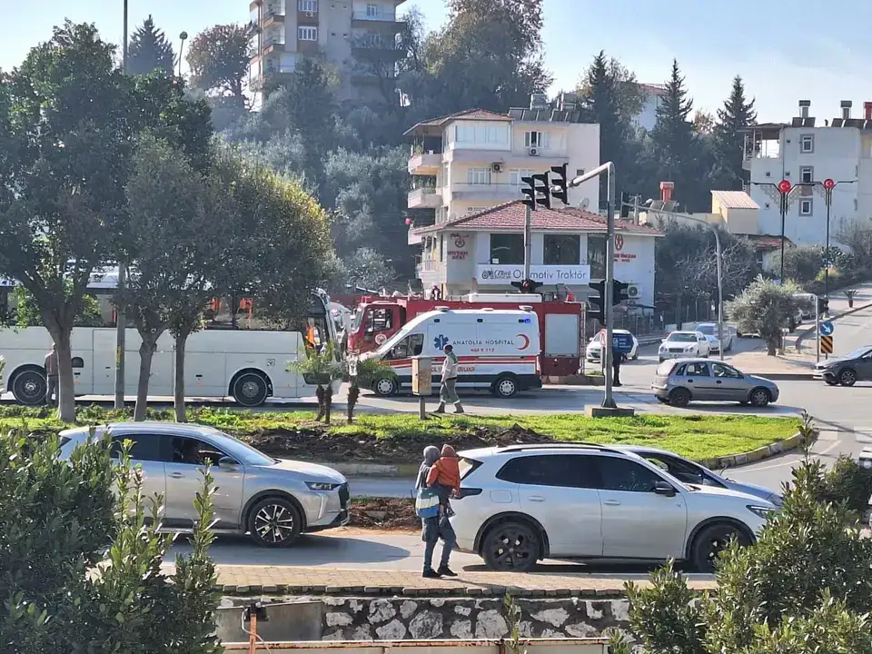 serikte-cop-kamyonu-ve-otomobiller-carpisti-polis-de-kazaya-karisti