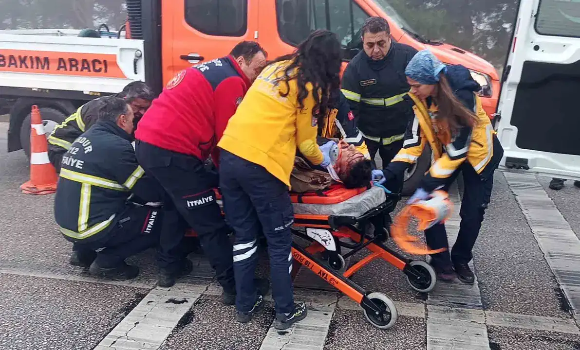 yogun-siste-zincirleme-kaza-burdur-ankara-yolunda-4-arac-birbirine-girdi