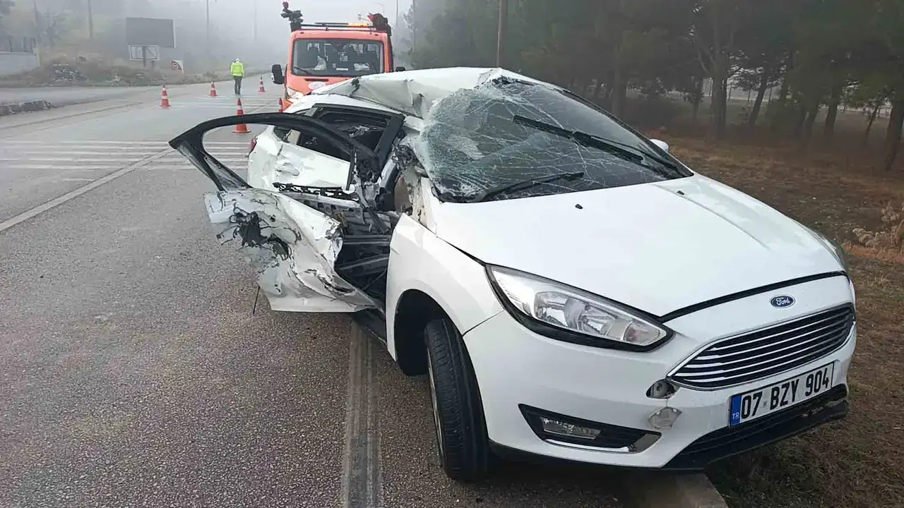 yogun-siste-zincirleme-kaza-burdur-ankara-yolunda-4-arac-birbirine-girdi