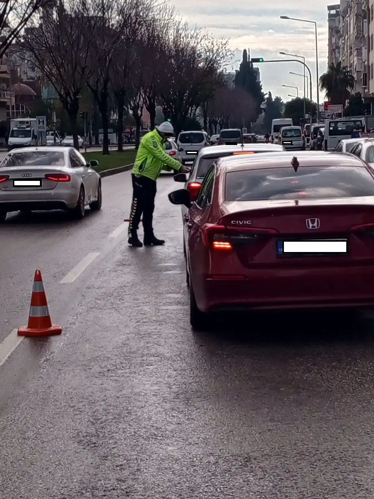 antalya-emniyeti-trafik-denetimlerinde-goz-actirmadi-13-bin-surucuye-ceza-kesildi