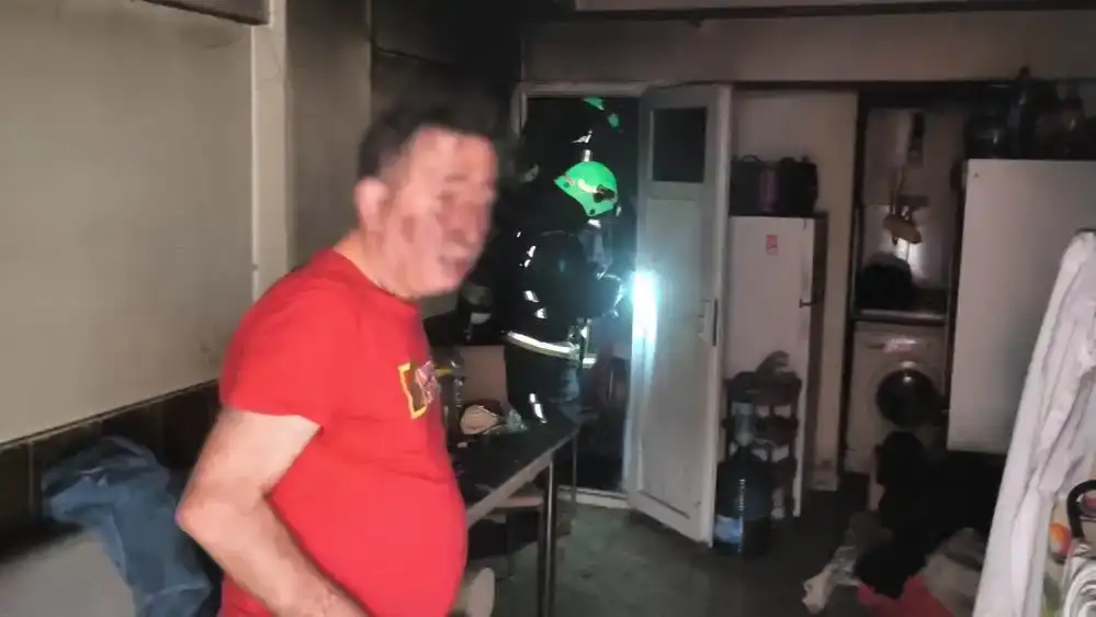 antalyada-dumanlar-icinde-uykudan-uyandi-hastaneye-gitmemekte-direndi