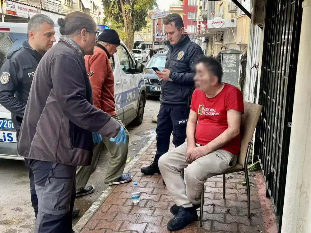 antalyada-dumanlar-icinde-uykudan-uyandi-hastaneye-gitmemekte-direndi