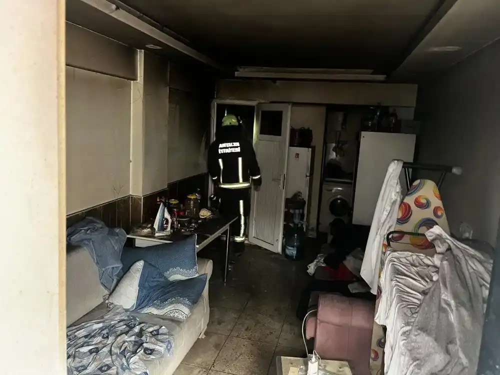 antalyada-dumanlar-icinde-uykudan-uyandi-hastaneye-gitmemekte-direndi