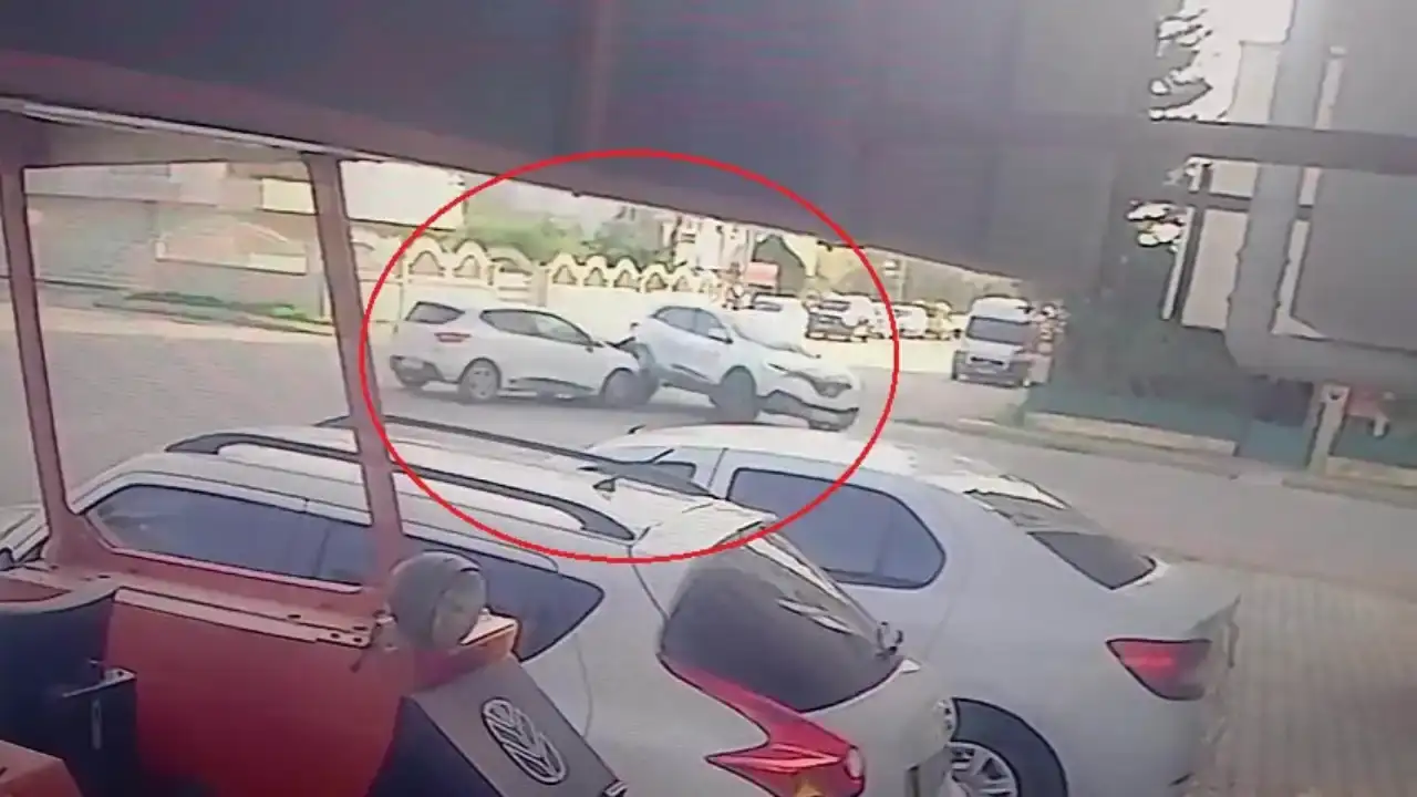 manavgatta-kontrolsuz-kavsak-iki-otomobil-carpisti-anne-ve-kizi-yaralandi