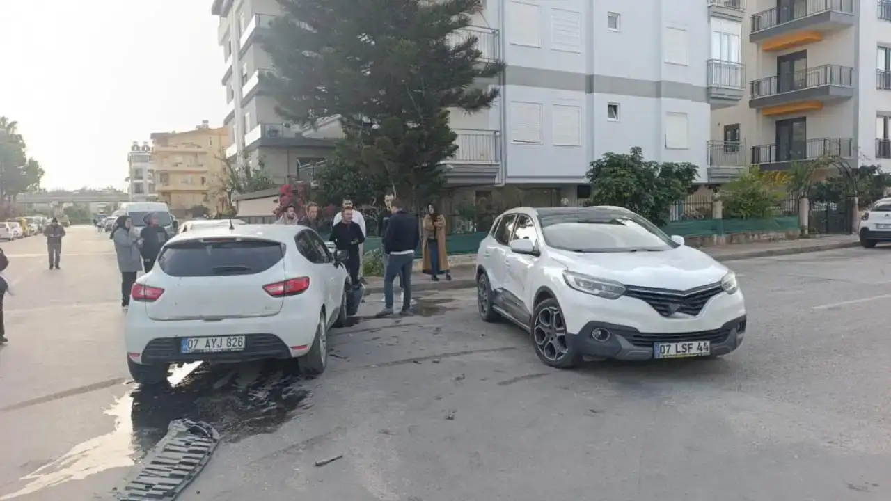 manavgatta-kontrolsuz-kavsak-iki-otomobil-carpisti-anne-ve-kizi-yaralandi