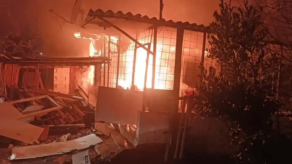 antalyada-alevler-geceyi-aydinlatti-evinin-yandigini-goren-kadin-sinir-krizi-gecirdi