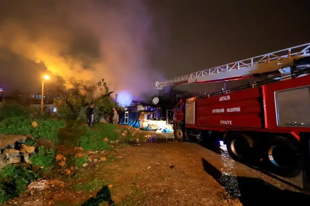 antalyada-alevler-geceyi-aydinlatti-evinin-yandigini-goren-kadin-sinir-krizi-gecirdi