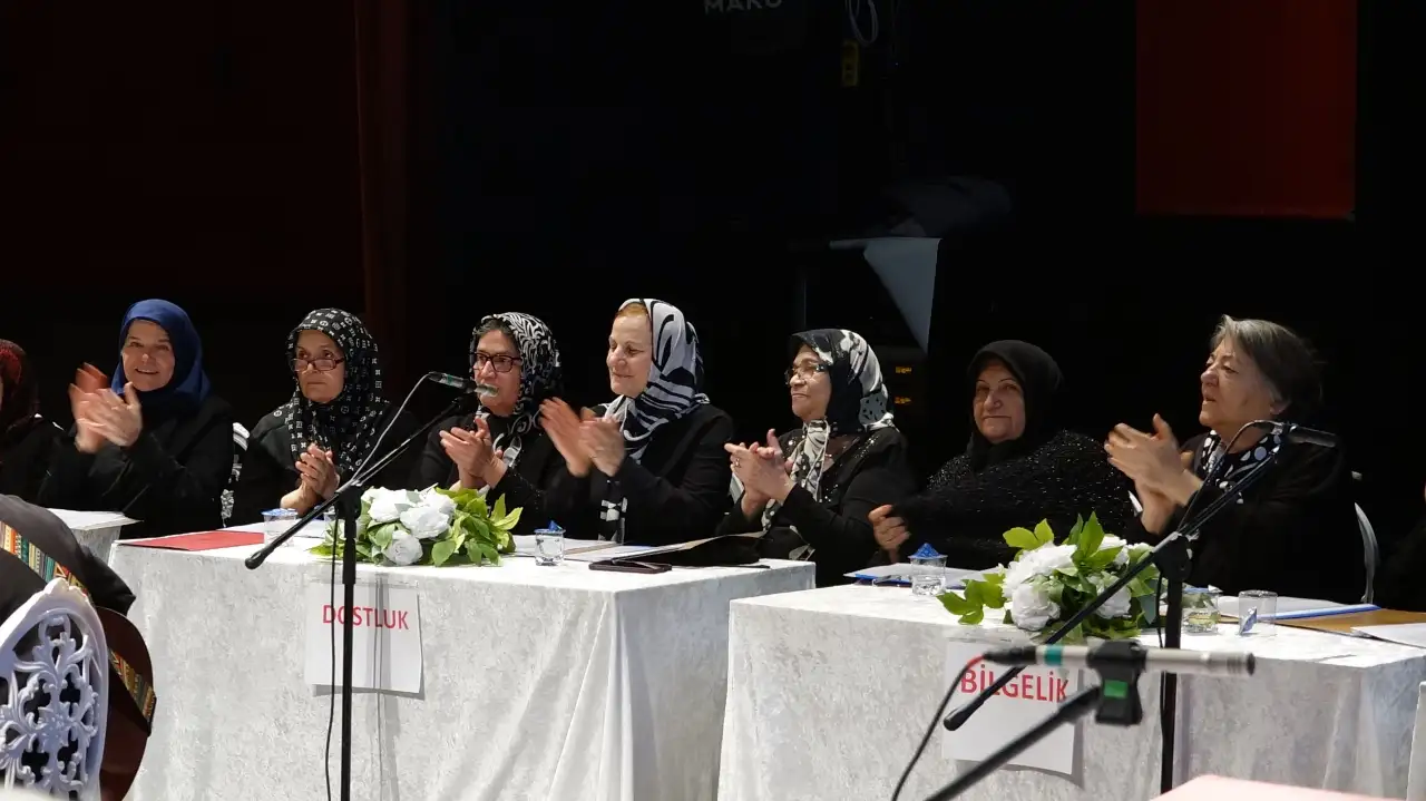 burdurda-saglikli-yas-alma-okulunun-mezuniyet-toreninde-65-yas-ustu-kursiyerler-bilgi-yarismasi-ve-turk-halk-muzigi-konseriyle-mezuniyet-coskusu-yasadi