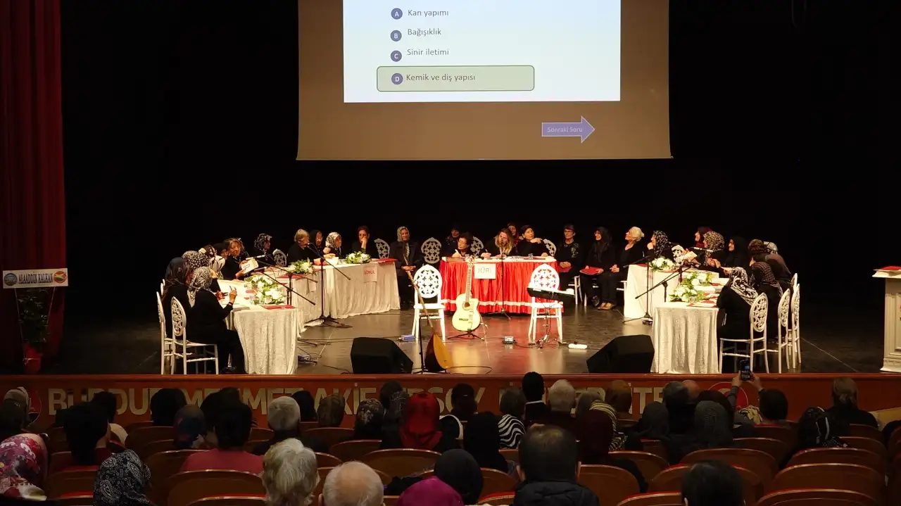 burdurda-saglikli-yas-alma-okulunun-mezuniyet-toreninde-65-yas-ustu-kursiyerler-bilgi-yarismasi-ve-turk-halk-muzigi-konseriyle-mezuniyet-coskusu-yasadi