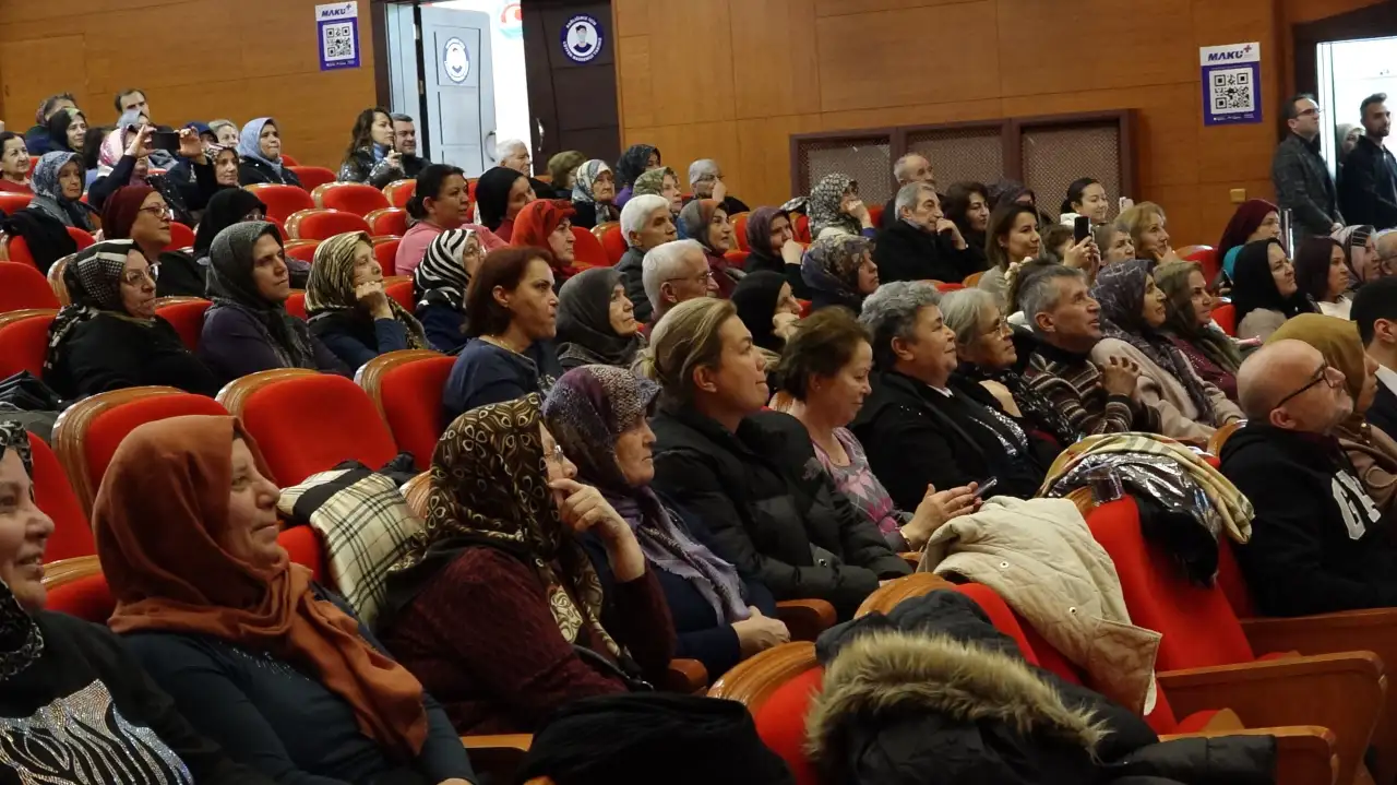 burdurda-saglikli-yas-alma-okulunun-mezuniyet-toreninde-65-yas-ustu-kursiyerler-bilgi-yarismasi-ve-turk-halk-muzigi-konseriyle-mezuniyet-coskusu-yasadi