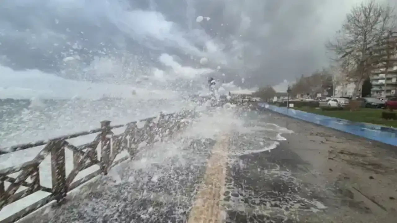 firtina-istanbulu-vurdu-agaclar-devrildi-catilar-uctu-trafik-kilitlendi