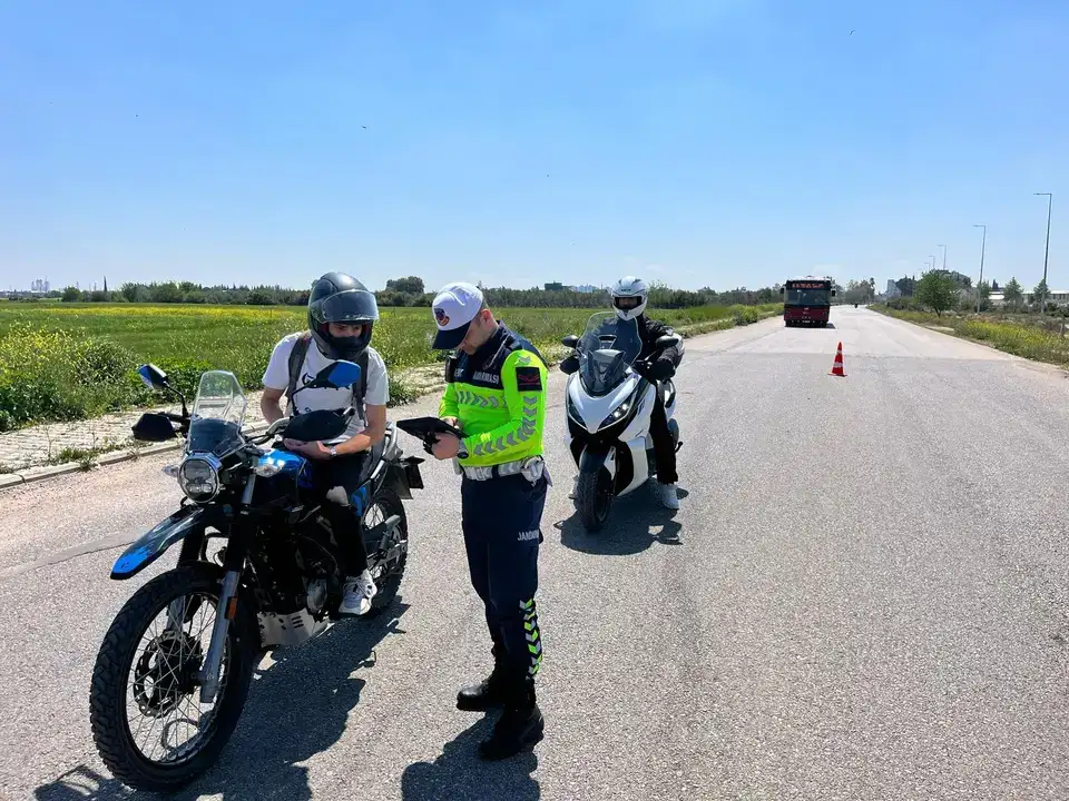 jandarma-cadde-cadde-denetledi-antalyada-2-bin-827-motosiklet-kontrolden-gecti
