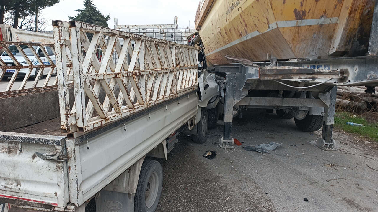 keresteciler-sitesinde-feci-kaza-kamyonet-park-halindeki-dorseye-carpti