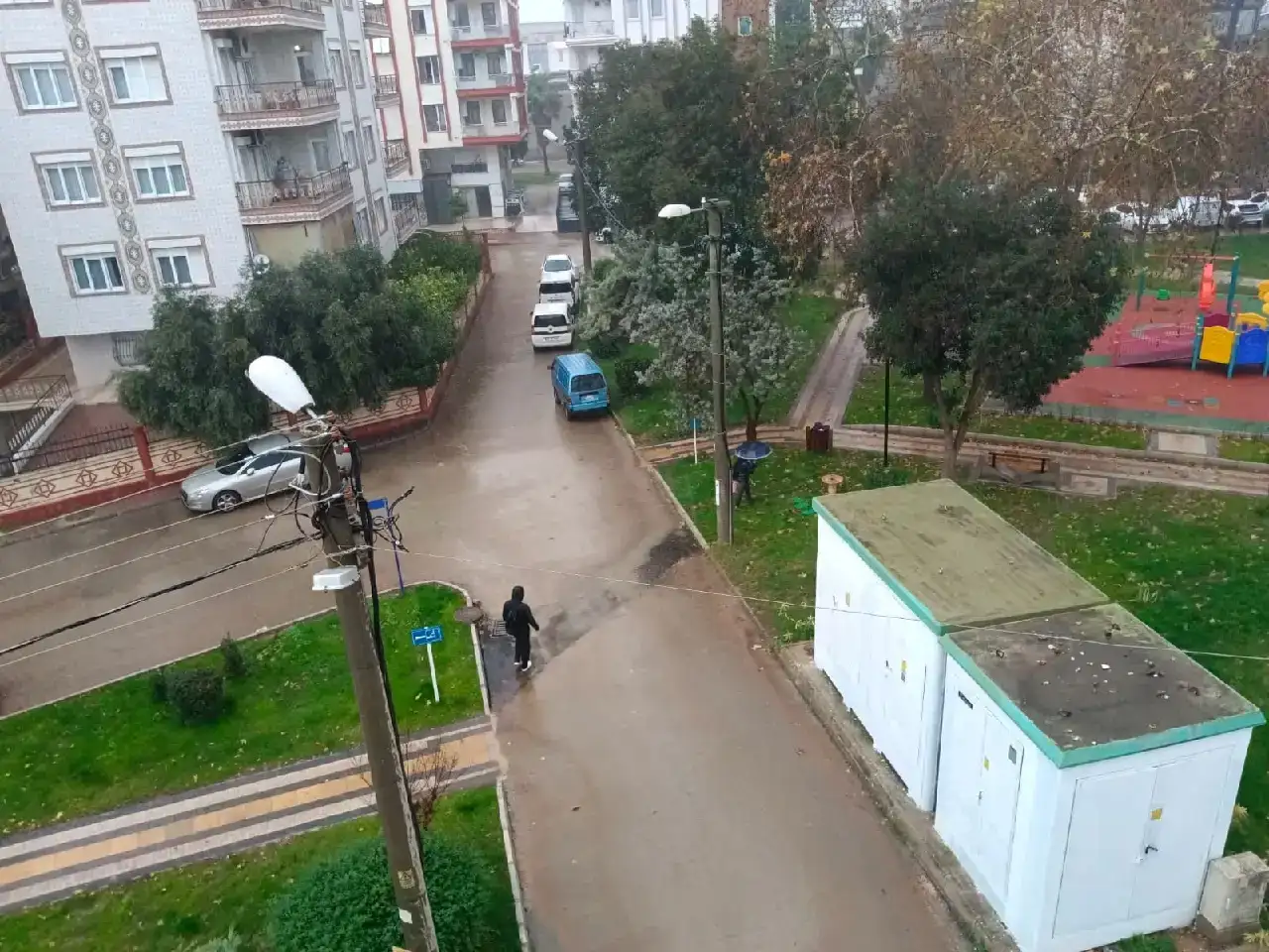 siddetli-yagis-ve-firtina-antalyada-hayati-durdurdu