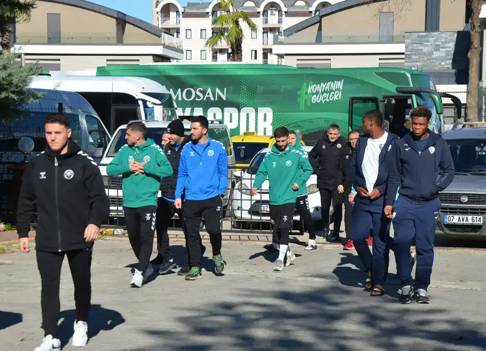 antalya-kampindaki-takimlardan-dinler-bahcesinde-cuma-namazi