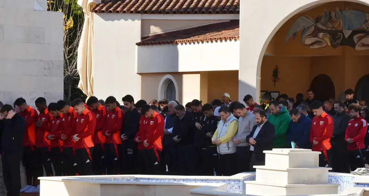 antalya-kampindaki-takimlardan-dinler-bahcesinde-cuma-namazi