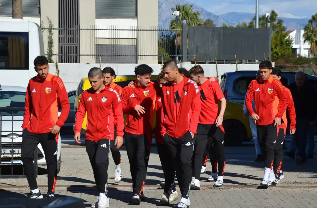 antalya-kampindaki-takimlardan-dinler-bahcesinde-cuma-namazi