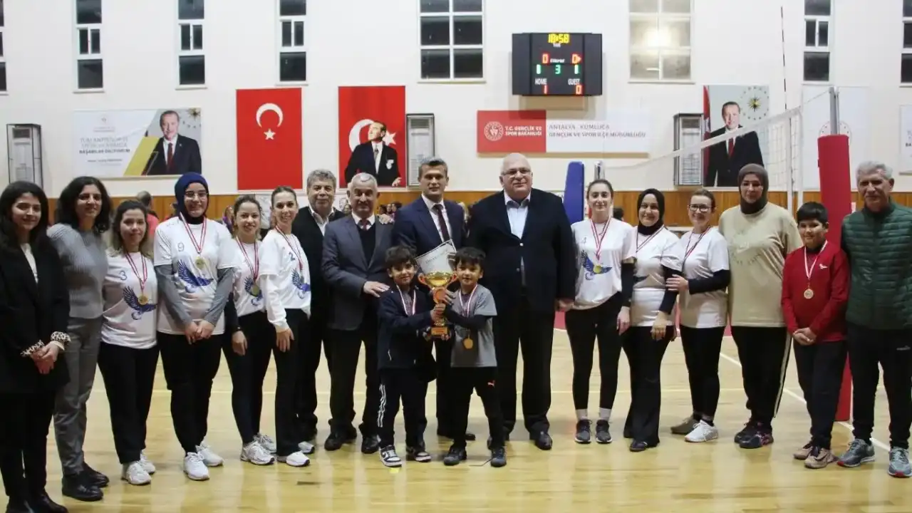 kumlucada-ogretmenler-voleybol-turnuvasi-sona-erdi