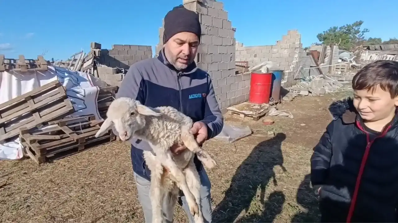 manavgatta-hortum-kameraya-yansidi-konteynerler-savruldu