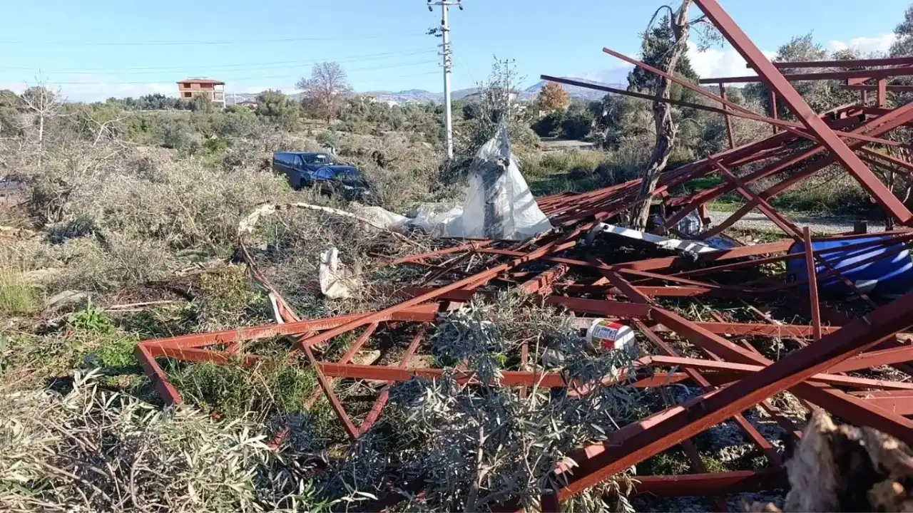 manavgatta-hortum-kameraya-yansidi-konteynerler-savruldu