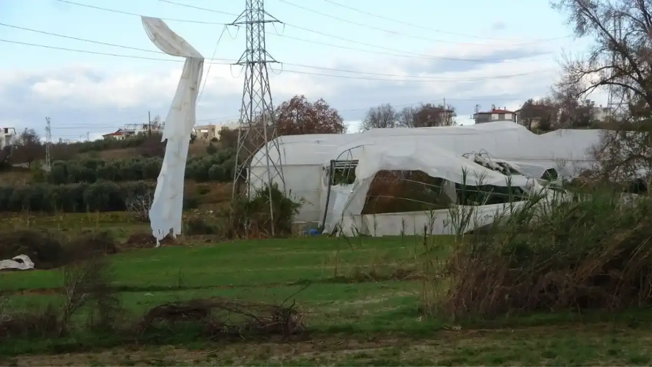 manavgatta-hortum-kameraya-yansidi-konteynerler-savruldu