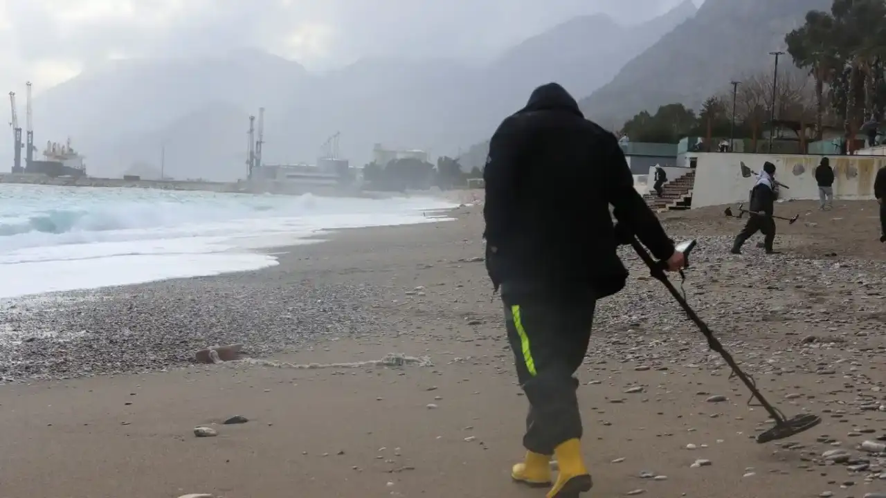 antalyayi-firtina-vurdu-defineciler-sahile-indi