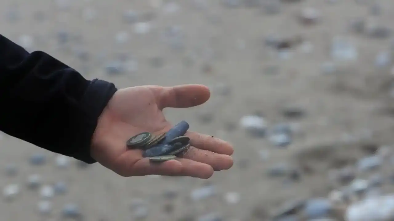 antalyayi-firtina-vurdu-defineciler-sahile-indi