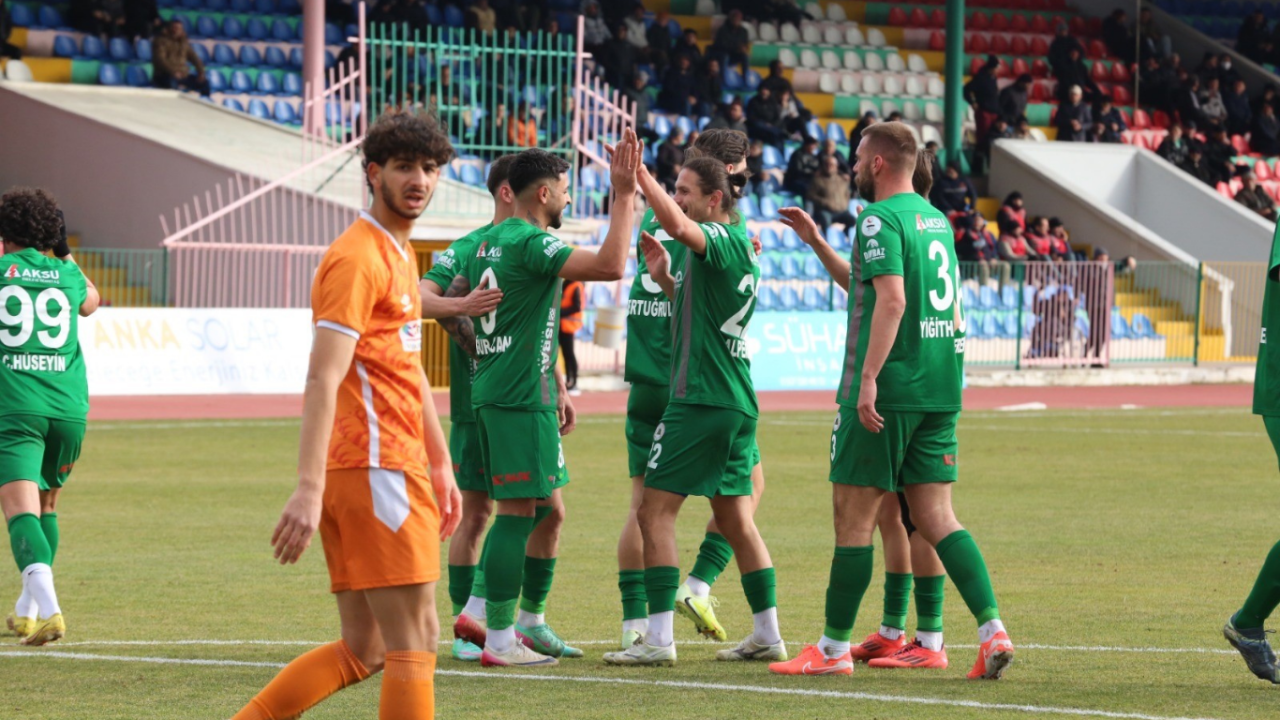 ispartada-tarihi-skor-adanaspora-7-gol-birden