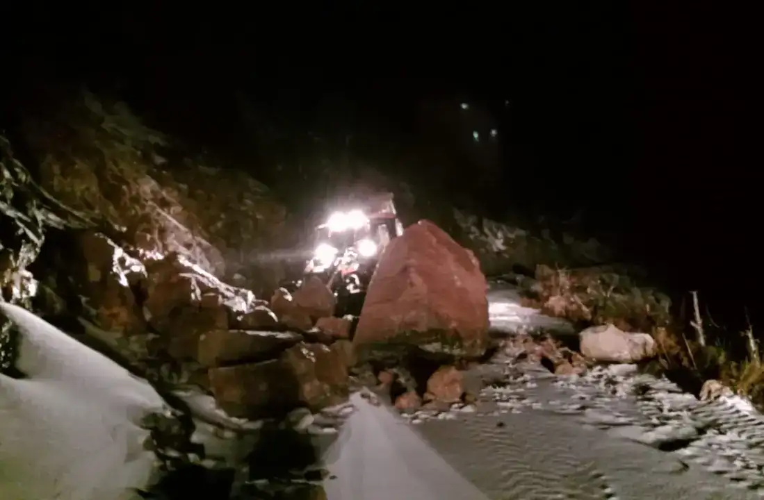 alanyada-heyelanlar-tasatan-ve-gumuskavak-yollarinda-dikkat