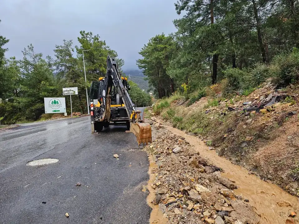 alanyada-heyelanlar-tasatan-ve-gumuskavak-yollarinda-dikkat