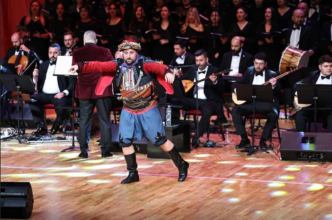 anadolunun-renkli-turkuleri-antalyada-yankilandi13423