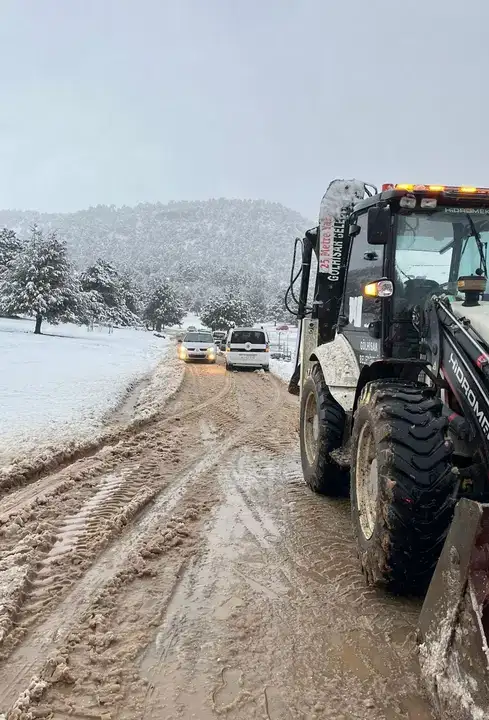 burdurun-yollarini-kar-kesti-araclarinda-mahsur-kaldilar