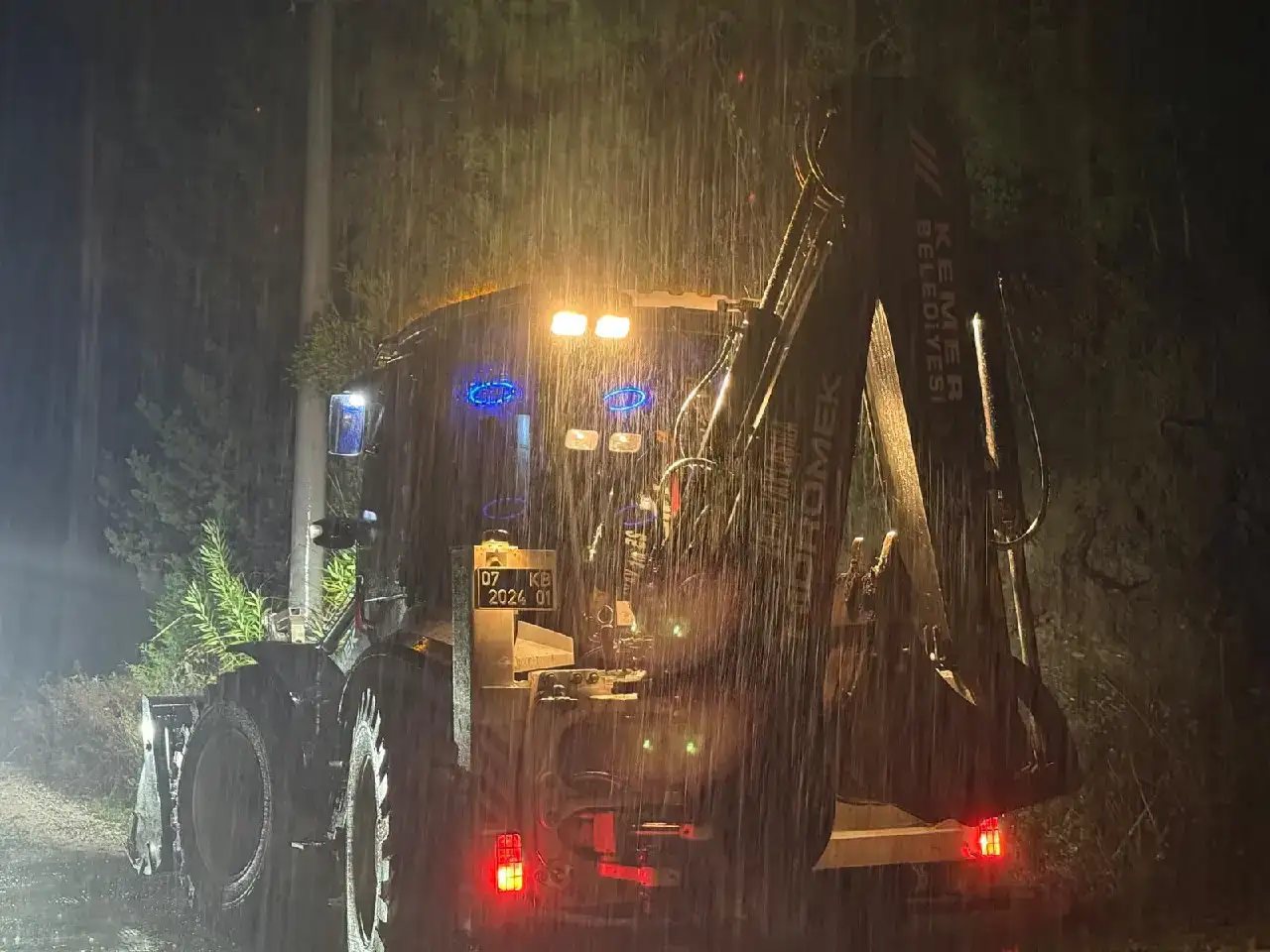 kemerde-yol-coktu-mahsur-kalanlar-icin-hayat-durdu