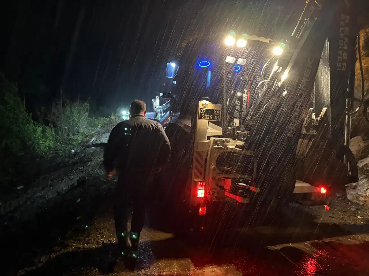 kemerde-yol-coktu-mahsur-kalanlar-icin-hayat-durdu54