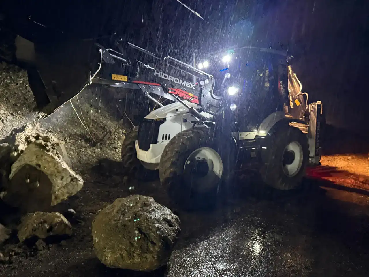 kemerde-yol-coktu-mahsur-kalanlar-icin-hayat-durdu67