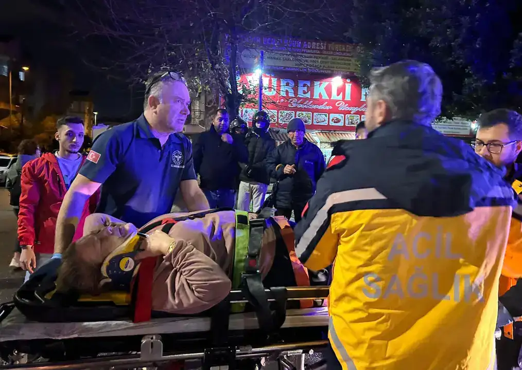 kepezde-yaya-gecidinde-motosiklet-carpti-2-yarali