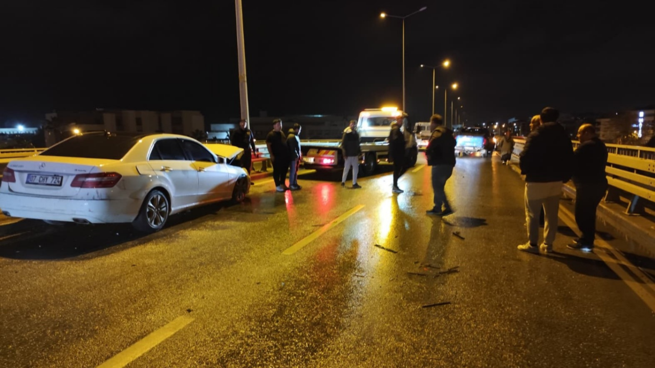 manavgatta-zincirleme-trafik-kazasi-3-kisi-yaralandi