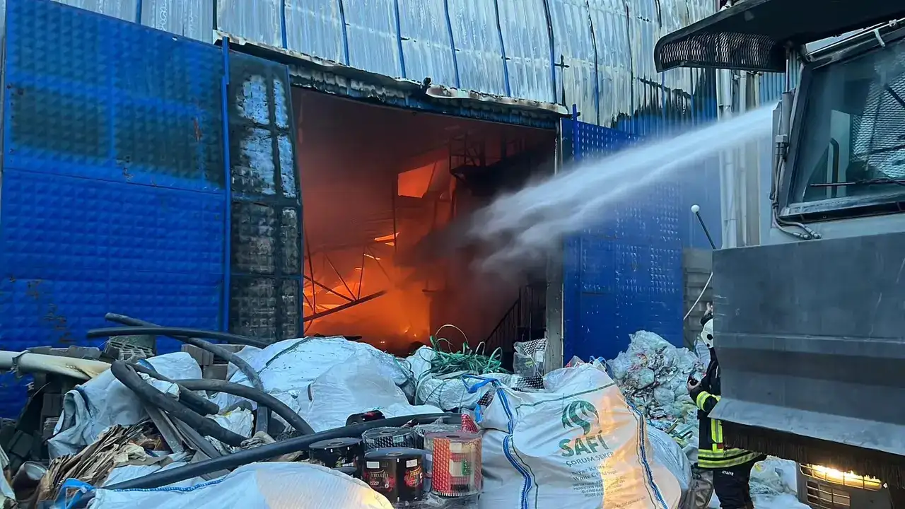 mersinde-ham-madde-deposunda-yangin-alevler-3-saatte-durduruldu