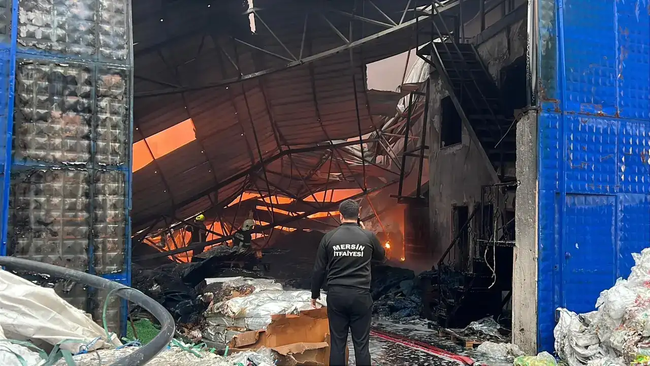 mersinde-ham-madde-deposunda-yangin-alevler-3-saatte-durduruldu