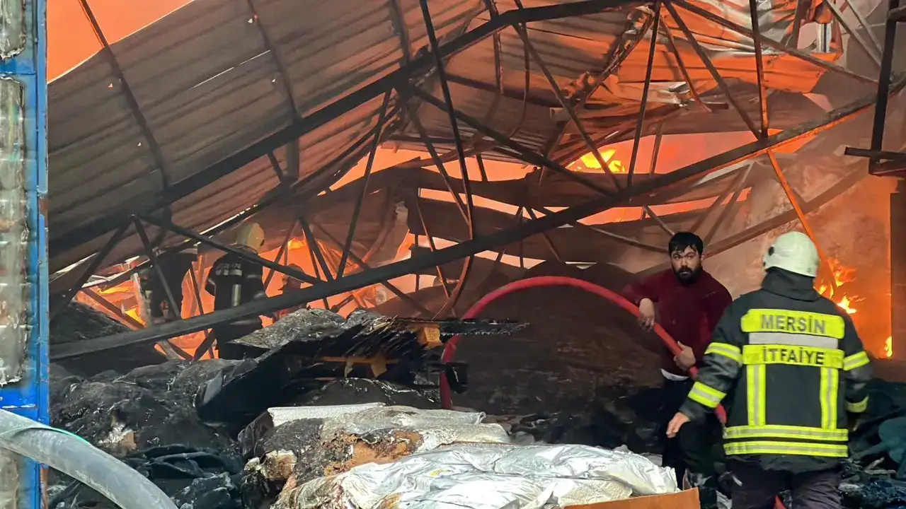 mersinde-ham-madde-deposunda-yangin-alevler-3-saatte-durduruldu