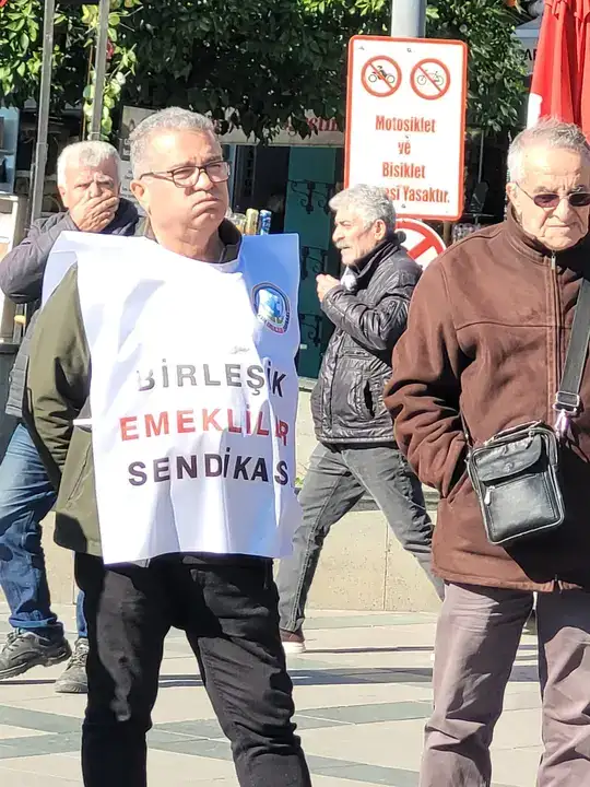 antalyada-emekliler-meydan-nobetinde-sefalete-teslim-olmayacagiz