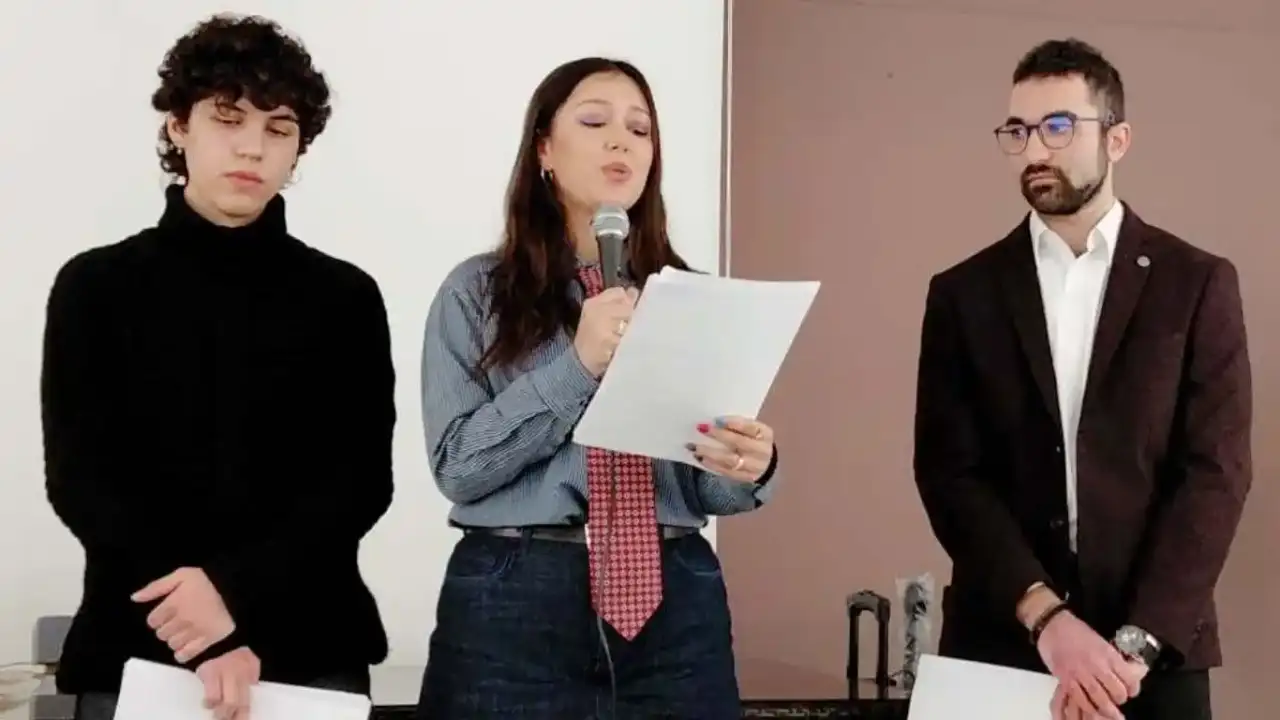 cemal-sureya-antalyada-genc-seslerle-anildi