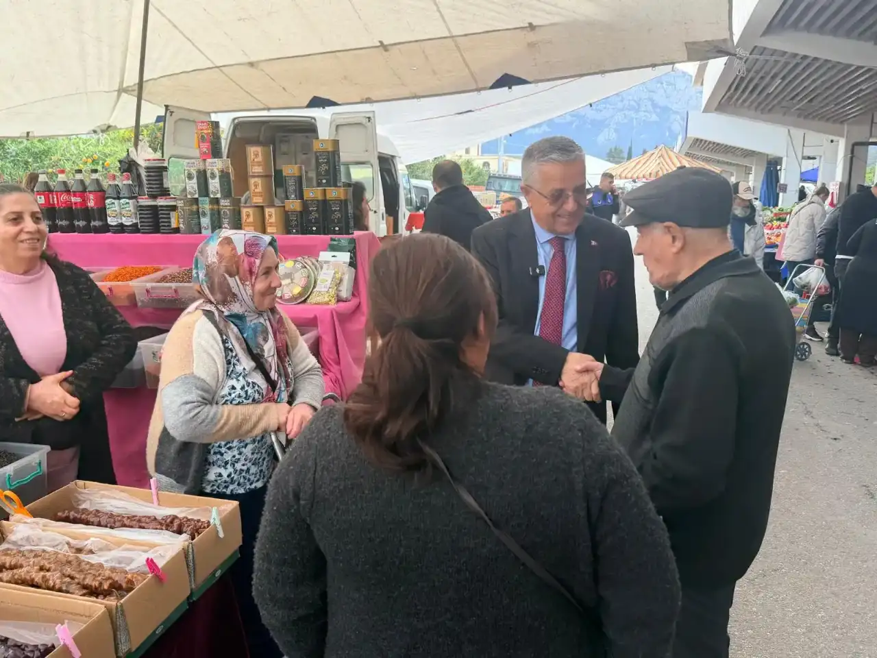 kemerde-baskan-pazara-indi-tezgahta-fiyat-hamlesi-yapti