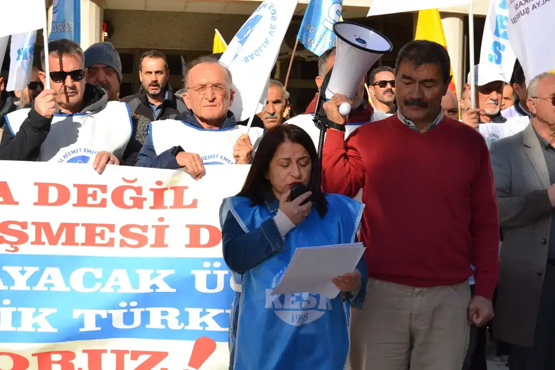 antalyada-kamu-emekcileri-is-birakti-maas-zammi-kiraya-ve-vergiye-gitti