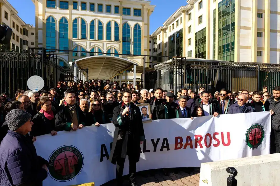 antalya-barosu-ses-yukseltti-cmk-ucretleri-bag-kur-primleri-fiili-saldirilara-tepki