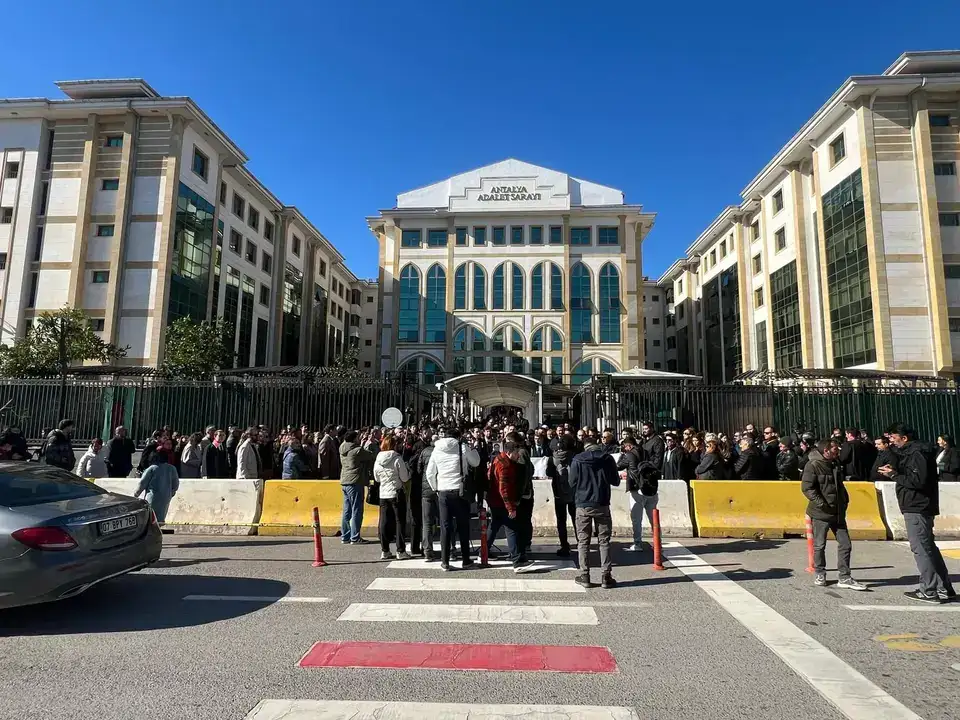 antalya-barosu-ses-yukseltti-cmk-ucretleri-bag-kur-primleri-fiili-saldirilara-tepki