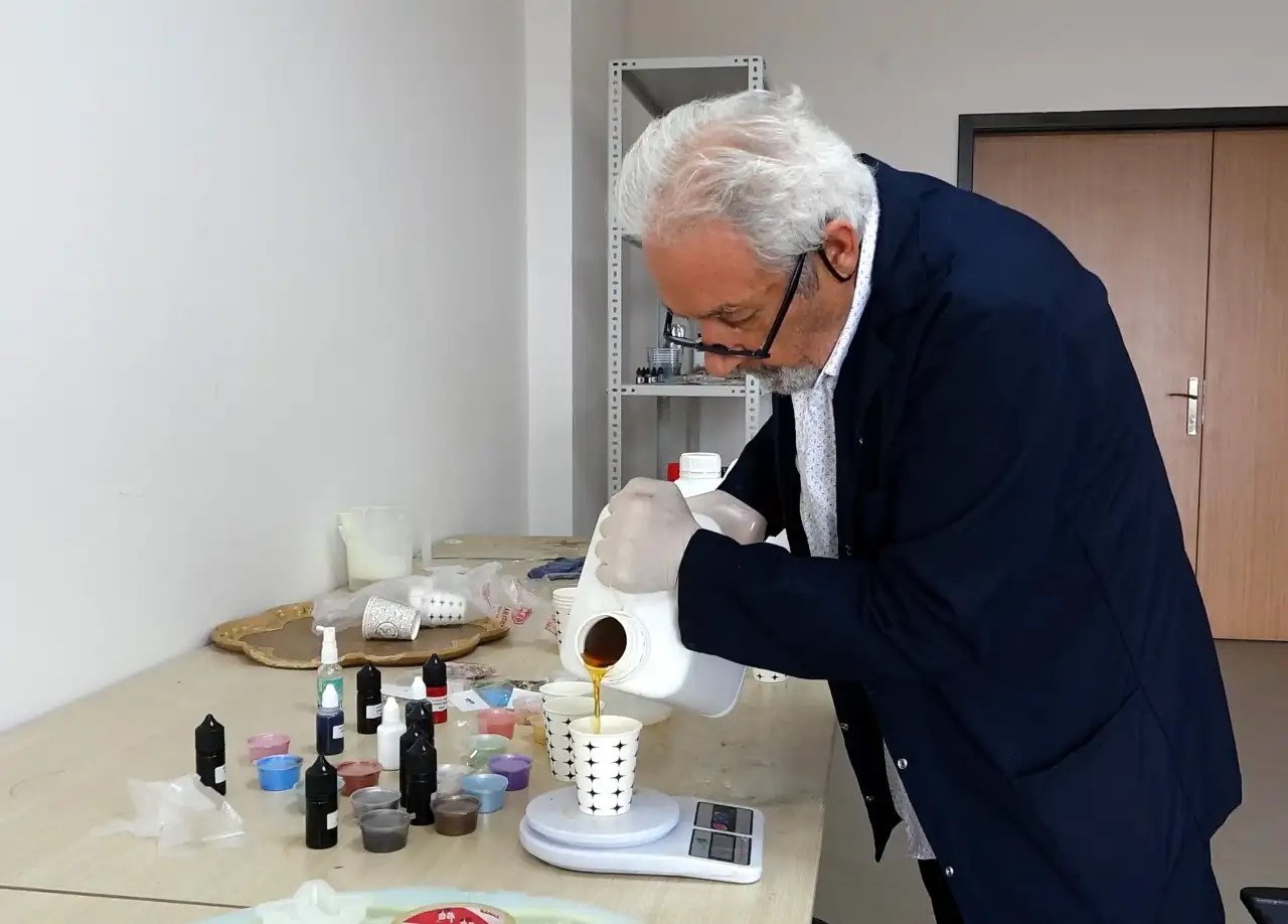 burdurda-huzurevinde-uretiyor-isteyene-hediye-ediyor