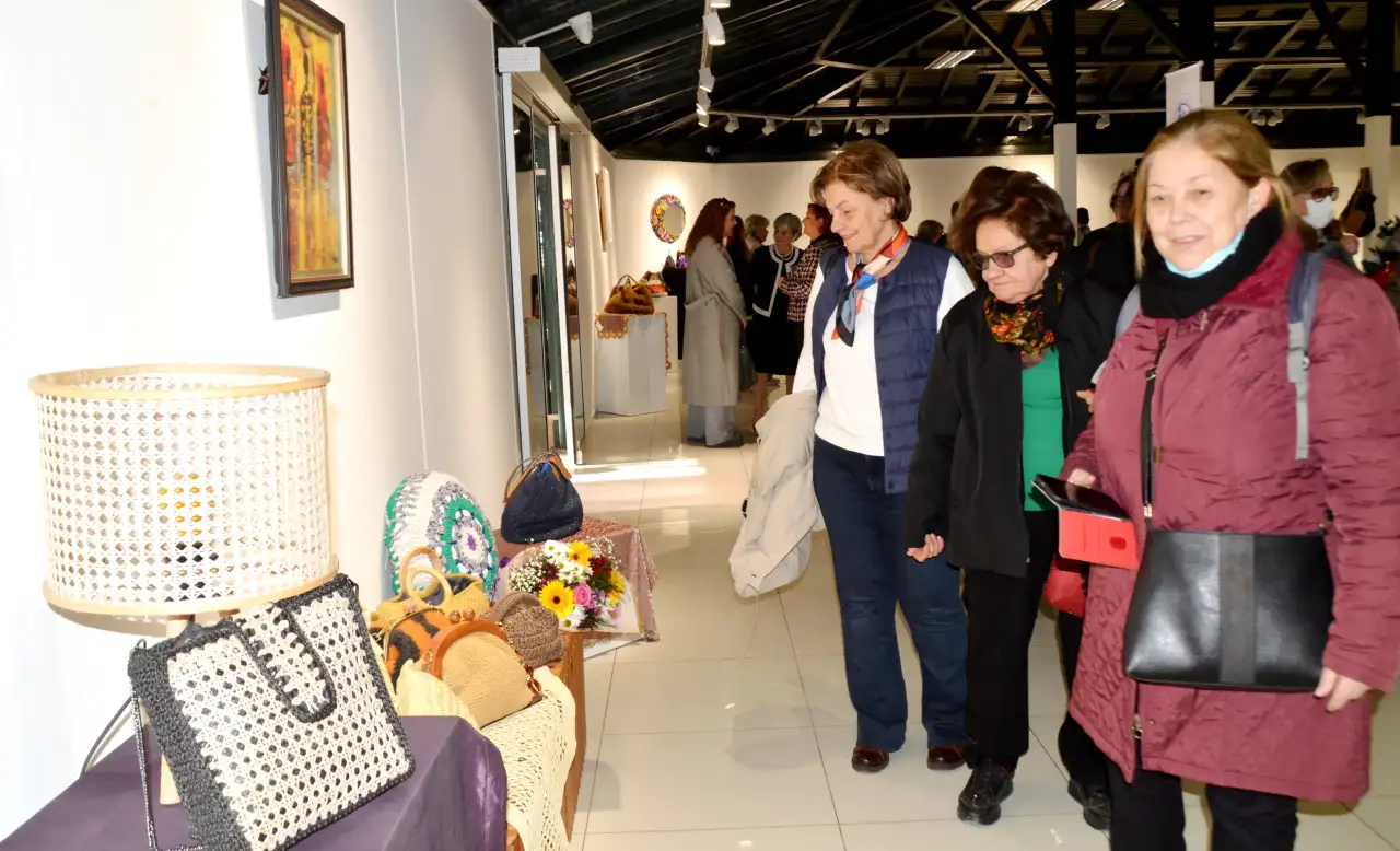 antalyali-kadinlarin-el-emegi-cantalari-sergide-bulustu