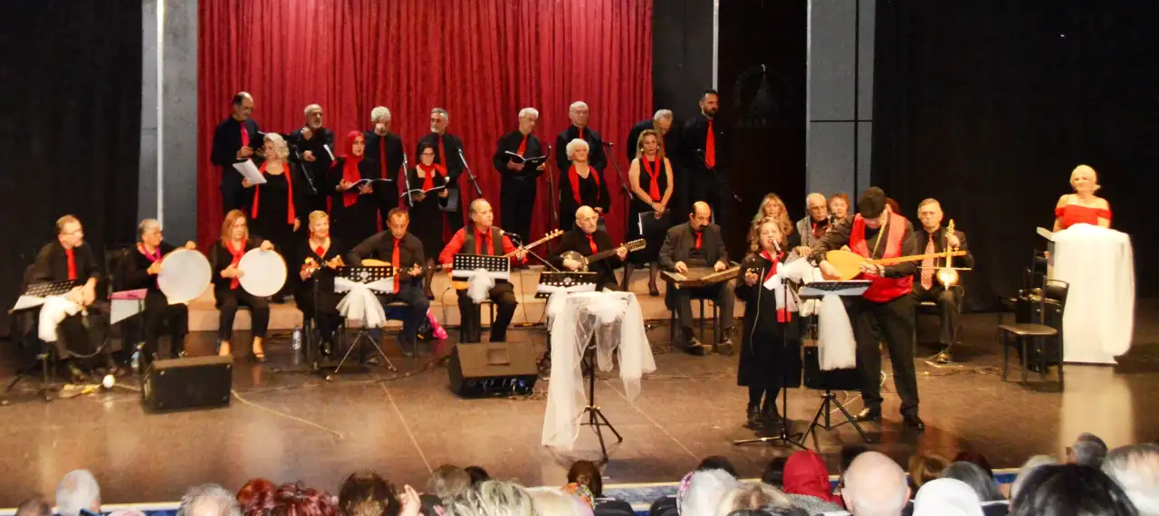 antalyali-turku-severler-yeni-yila-turkulerle-merhaba-dedi